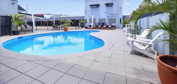 Una piscina al aire libre