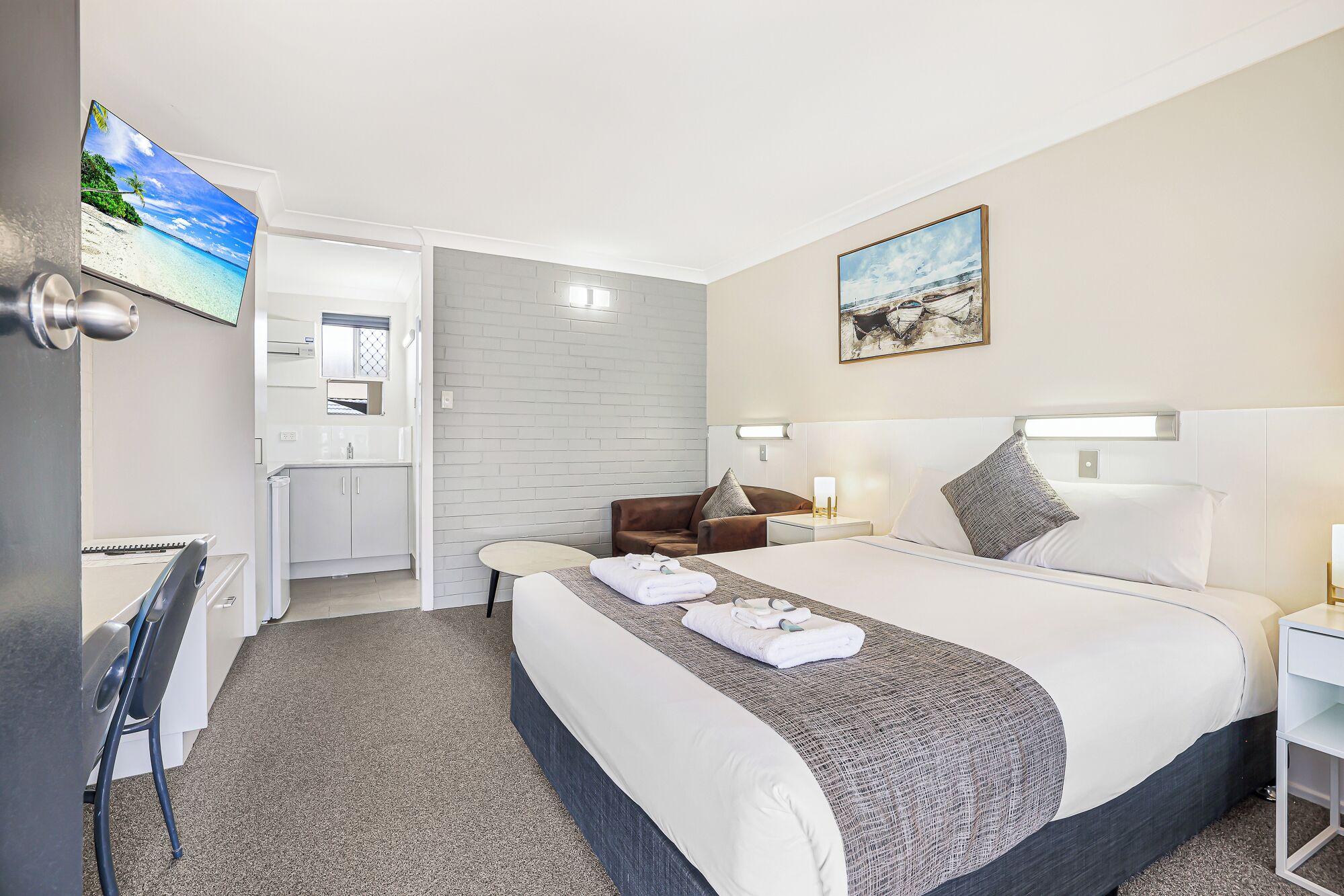 Chambre Deluxe, 1 grand lit | Bureau, fer et planche à repasser, Wi-Fi gratuit, draps fournis