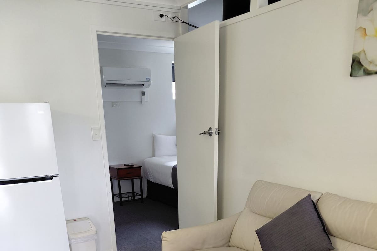 Accessible Family Room (4ppl) | Living area | 42-inch TV with digital channels, streaming services