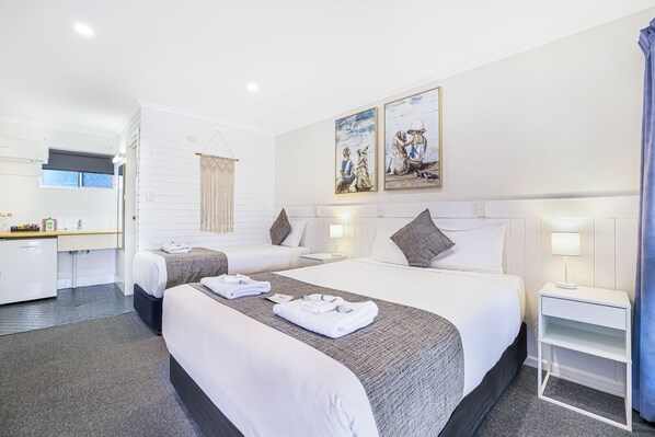 Standard Twin Room | Desk, iron/ironing board, free WiFi, bed sheets - Acacia Motor Inn (Bundaberg West)