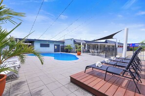 Outdoor pool - Acacia Motor Inn (Bundaberg West)