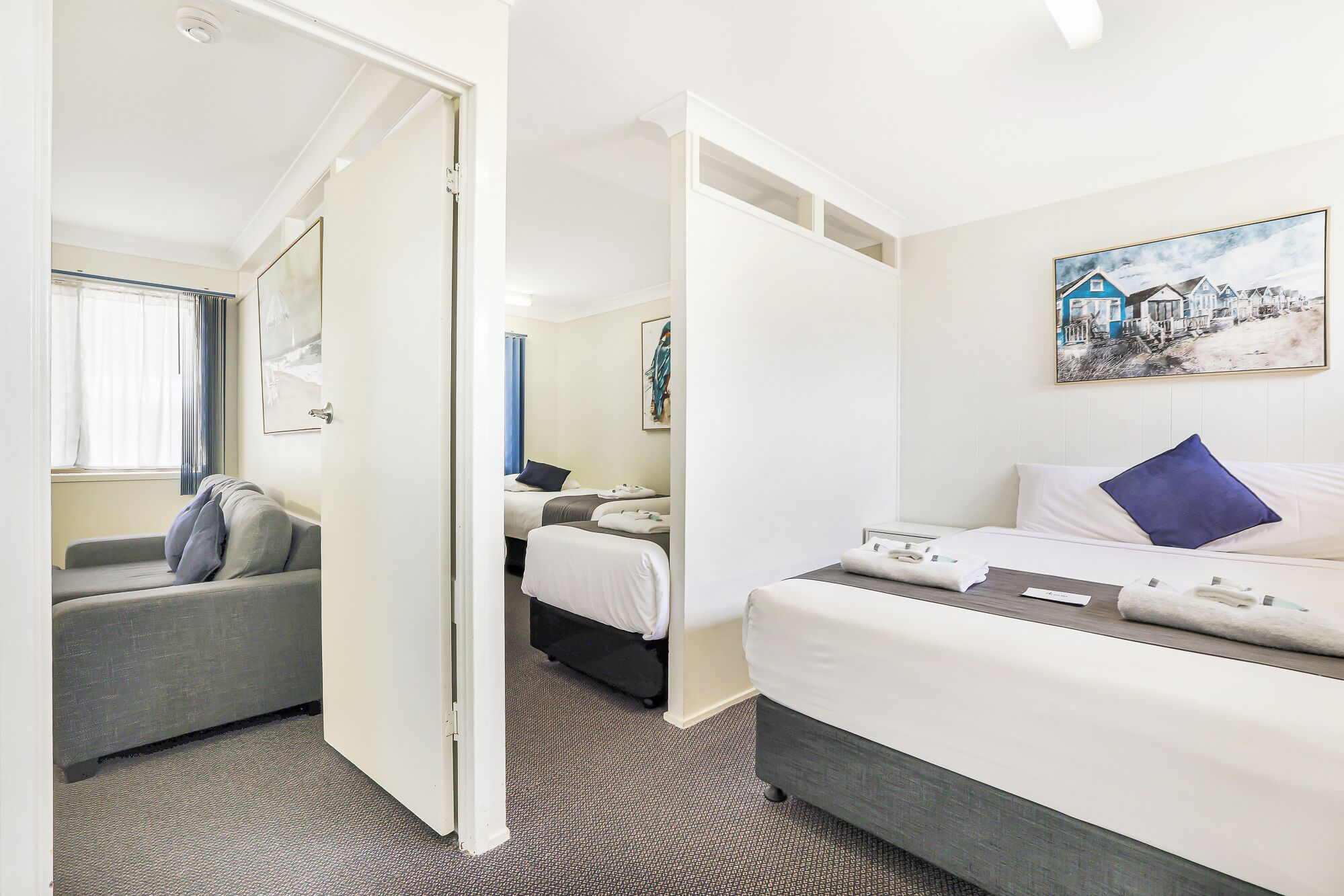 Suite Familiale, 2 chambres, non-fumeurs, coin cuisine | Bureau, fer et planche à repasser, Wi-Fi gratuit, draps fournis