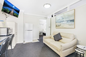Accessible Family Room (4ppl) | Desk, iron/ironing board, free WiFi, bed sheets - Acacia Motor Inn (Bundaberg West)