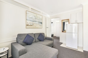 Standard Family Room (5ppl) | Desk, laptop workspace, iron/ironing board, free WiFi - Acacia Motor Inn (Bundaberg West)