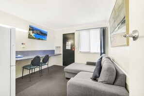 ファミリー スイート 2 ベッドルーム 禁煙 簡易キッチン | デスク、アイロン / アイロン台、WiFi (無料)、ベッドシーツ