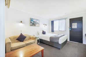 スタンダード ルーム クイーンベッド 1 台 禁煙 バルコニー | デスク、アイロン / アイロン台、WiFi (無料)、ベッドシーツ