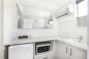 Deluxe Queen Room | Desk, iron/ironing board, free WiFi, bed sheets - Acacia Motor Inn (Bundaberg West)