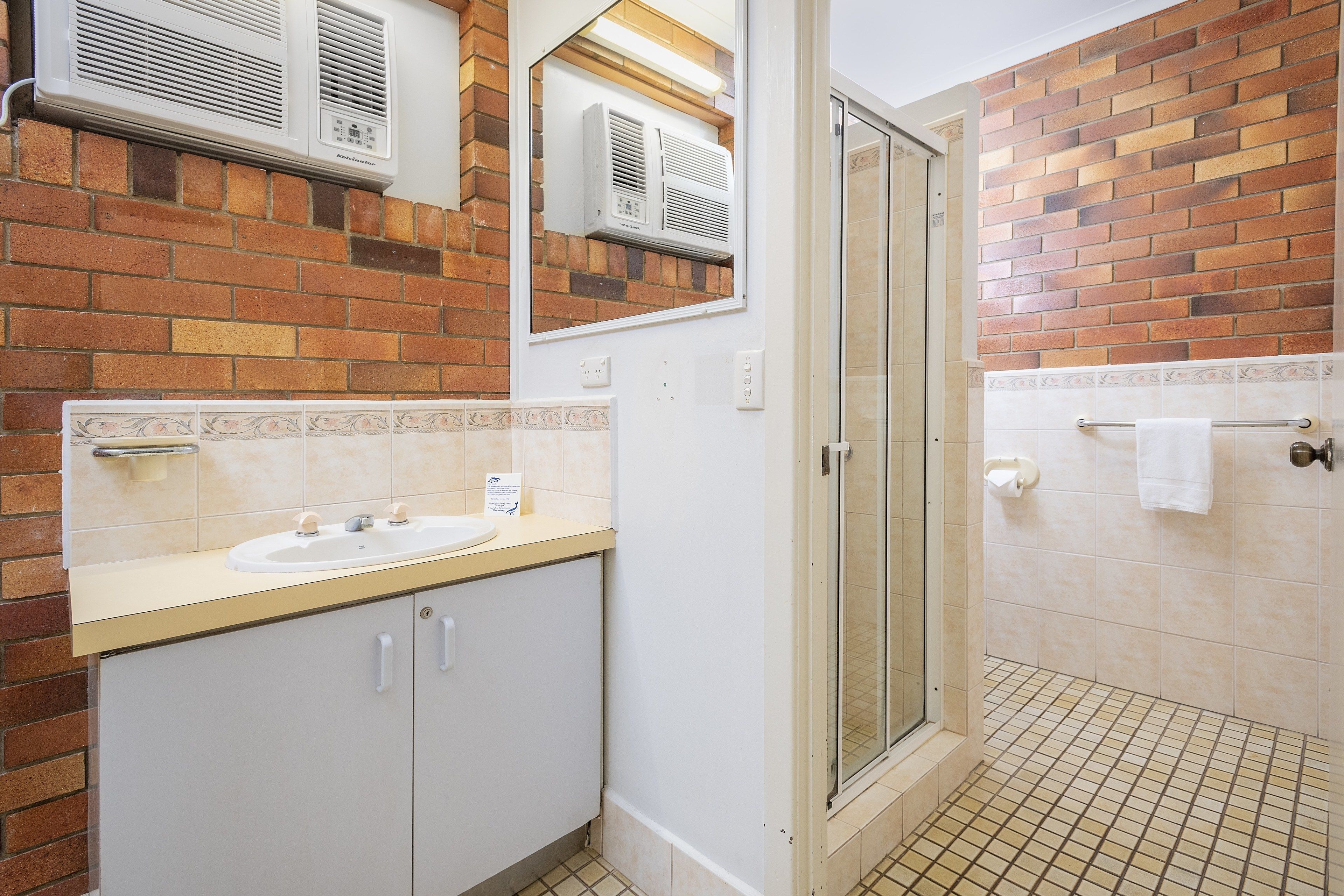 budget room - first floor | bathroom | towels