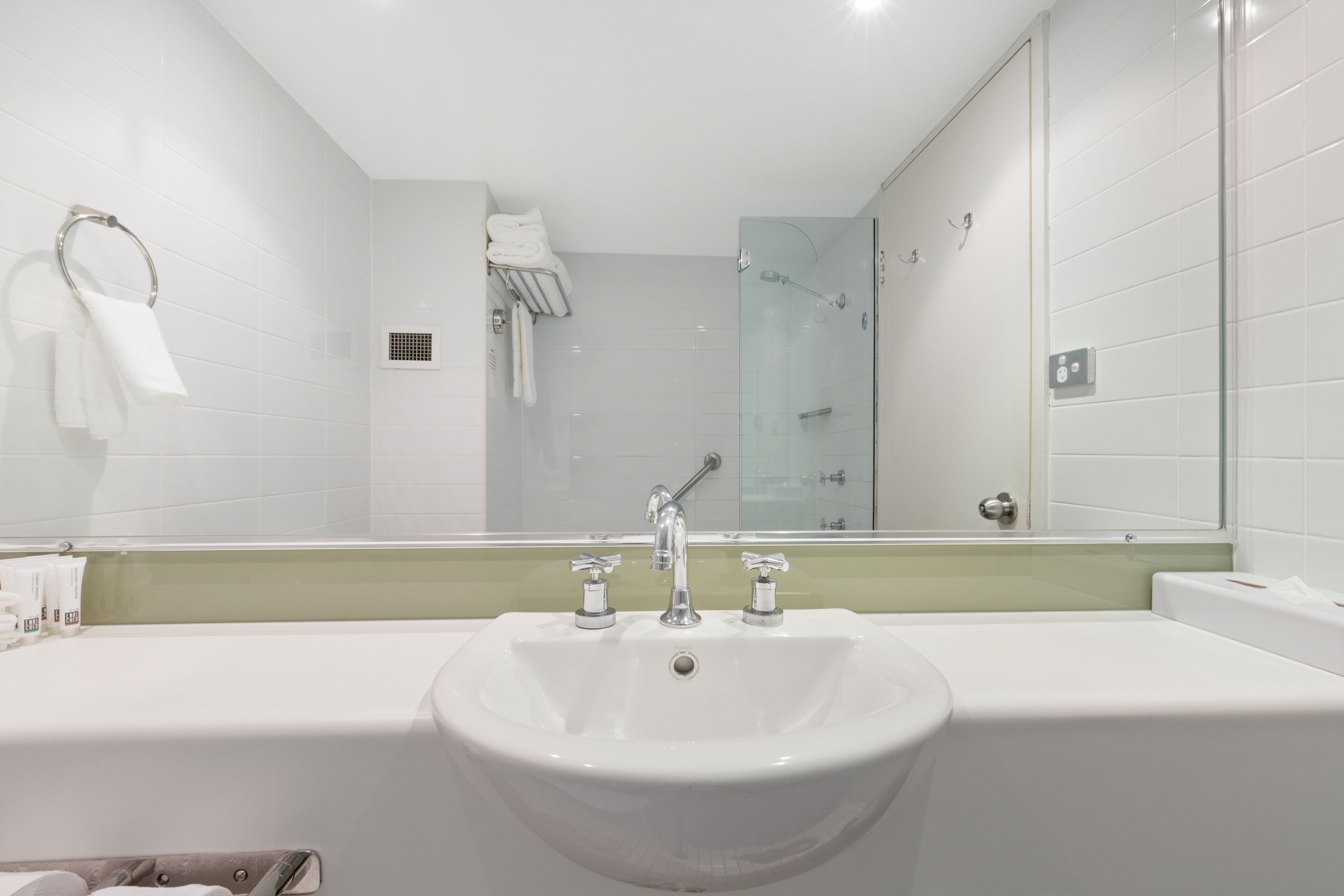 combined shower/bathtub, eco-friendly toiletries, hair dryer, towels