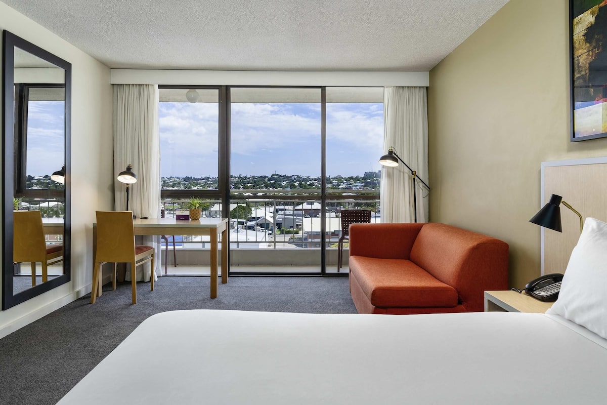 Standard Room, 1 Queen Bed | 1 bedroom, pillowtop beds, in-room safe, desk