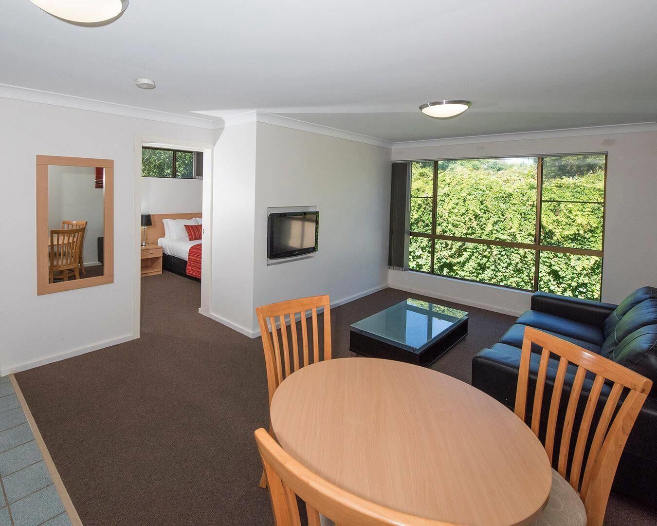 Ropa de cama de alta calidad, colchones con pillow-top y minibar 