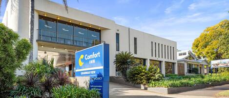 A Comfort Inn hotel with a sign indicating a Grammar View.