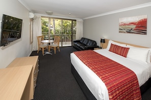 Deluxe Room, 1 Queen Bed | Premium bedding, pillowtop beds, minibar, in-room safe