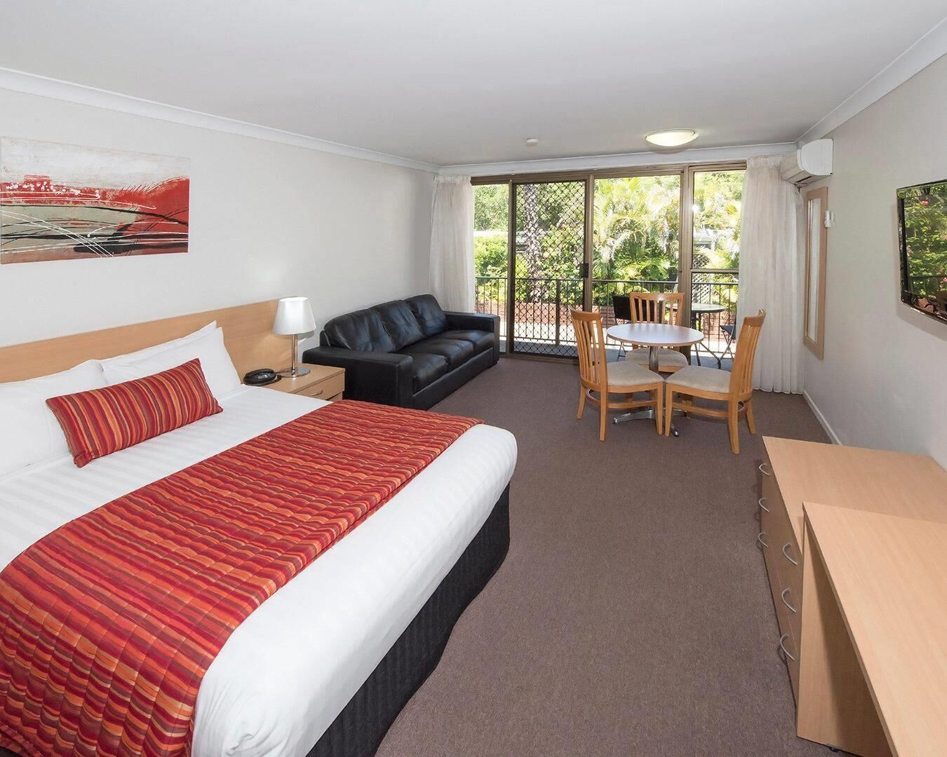 Ropa de cama de alta calidad, colchones con pillow-top y minibar 