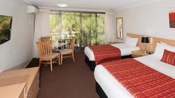 Rom – deluxe (1 Queen 1 Single) | Sengetøy av topp kvalitet, senger med overmadrass og minibar