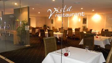 Se sirven desayunos y cenas, cocina internacional