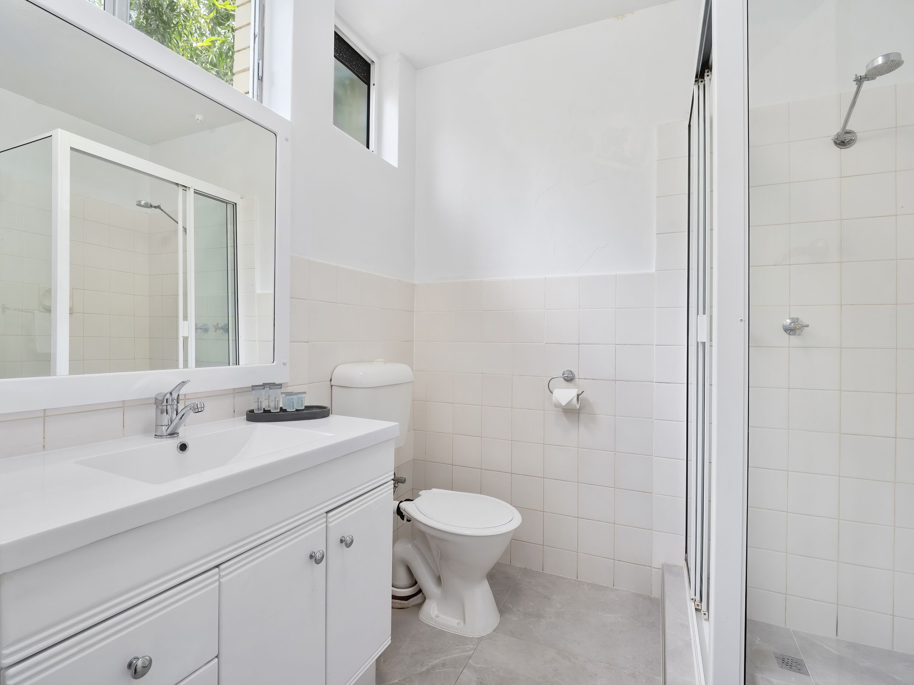 pet friendly room | bathroom | free toiletries, hair dryer, towels