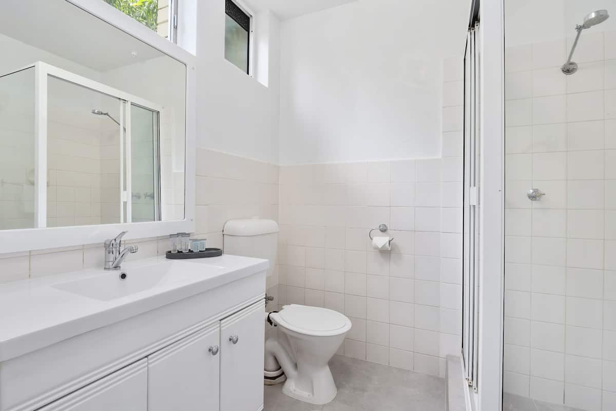 pet friendly room | bathroom | free toiletries, hair dryer, towels