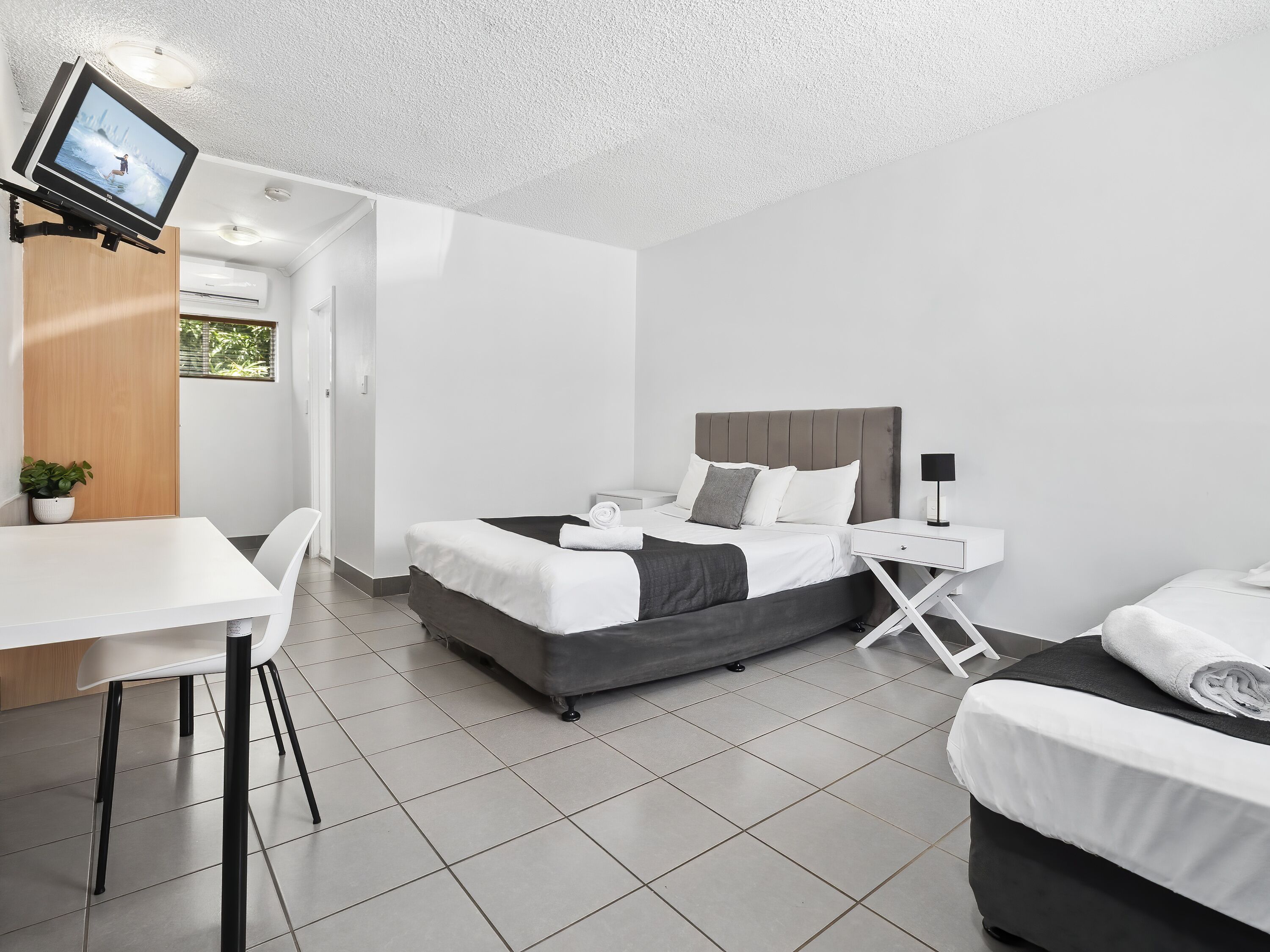 pet friendly room | in-room safe, iron/ironing board, free wifi, bed sheets