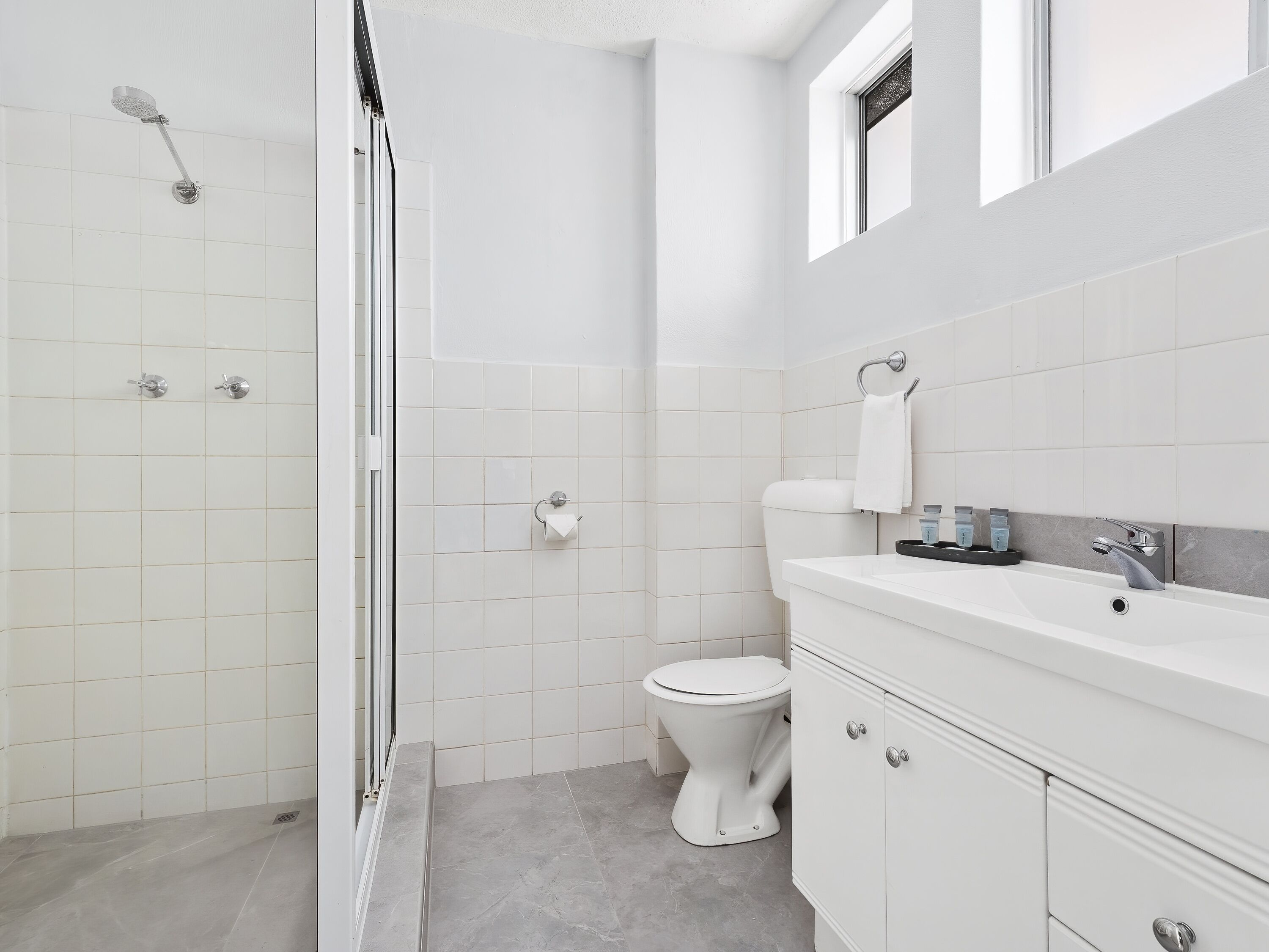 standard queen room (no pets) | bathroom | free toiletries, hair dryer, towels