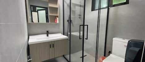 Dusche, kostenlose Toilettenartikel, Haartrockner, Handtücher