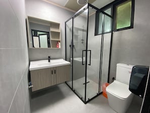 Shower, free toiletries, hair dryer, towels