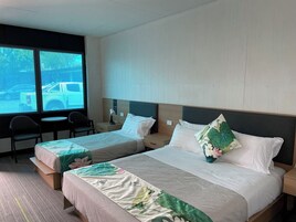 Escritorio, cortinas blackout y tabla de planchar con plancha 