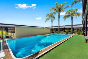 Outdoor pool - Comfort Inn & Suites Manhattan (Enfield)