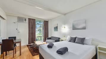 Escritorio y espacio para trabajar con laptop