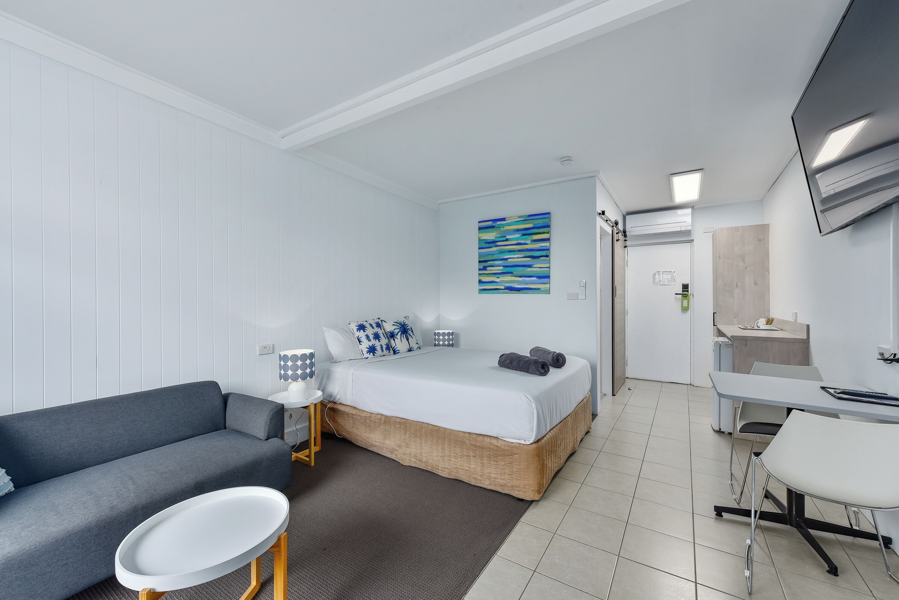 Deluxe Room | Desk, laptop workspace, iron/ironing board, free WiFi