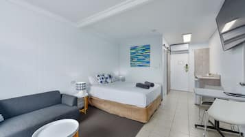 Escritorio y espacio para trabajar con laptop