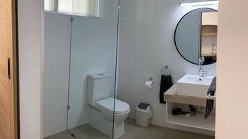 Een douche, gratis toiletartikelen, een haardroger, handdoeken