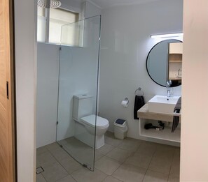 Shower, free toiletries, hair dryer, towels - Kingston Lobster Motel (Rosetown)