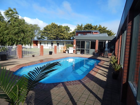 Piscina externa, guarda-sóis