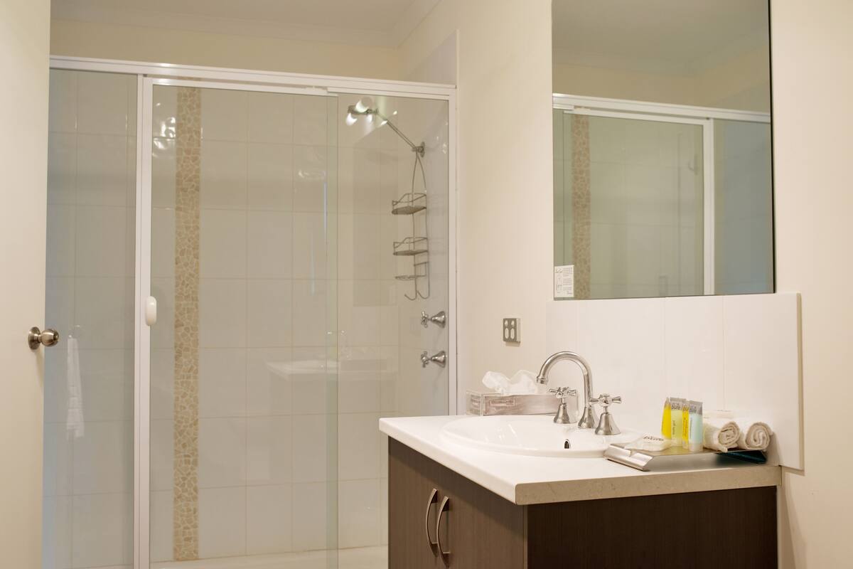 studio | bathroom | shower, free toiletries, hair dryer, towels