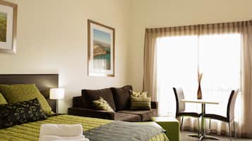 Estudio | Escritorio, tabla de planchar con plancha, cunas (de pago) y wifi gratis