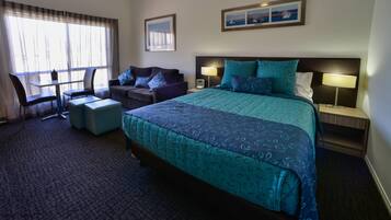 Studio | Een bureau, een strijkplank/strijkijzer, babybedden (toeslag)