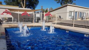 Una piscina al aire libre de temporada