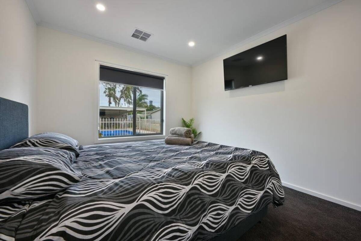 Suite, Multiple Beds, Non Smoking | Desk, iron/ironing board, cribs/infant beds, free WiFi