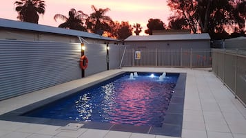 Una piscina al aire libre de temporada