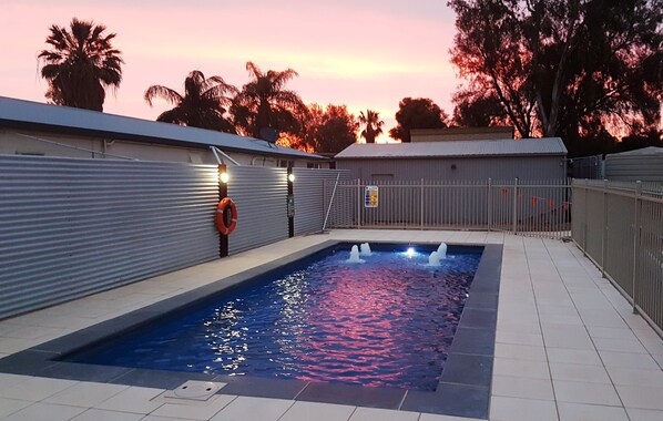 Una piscina al aire libre de temporada