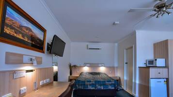 Escritorio, tabla de planchar con plancha, cunas y wifi gratis