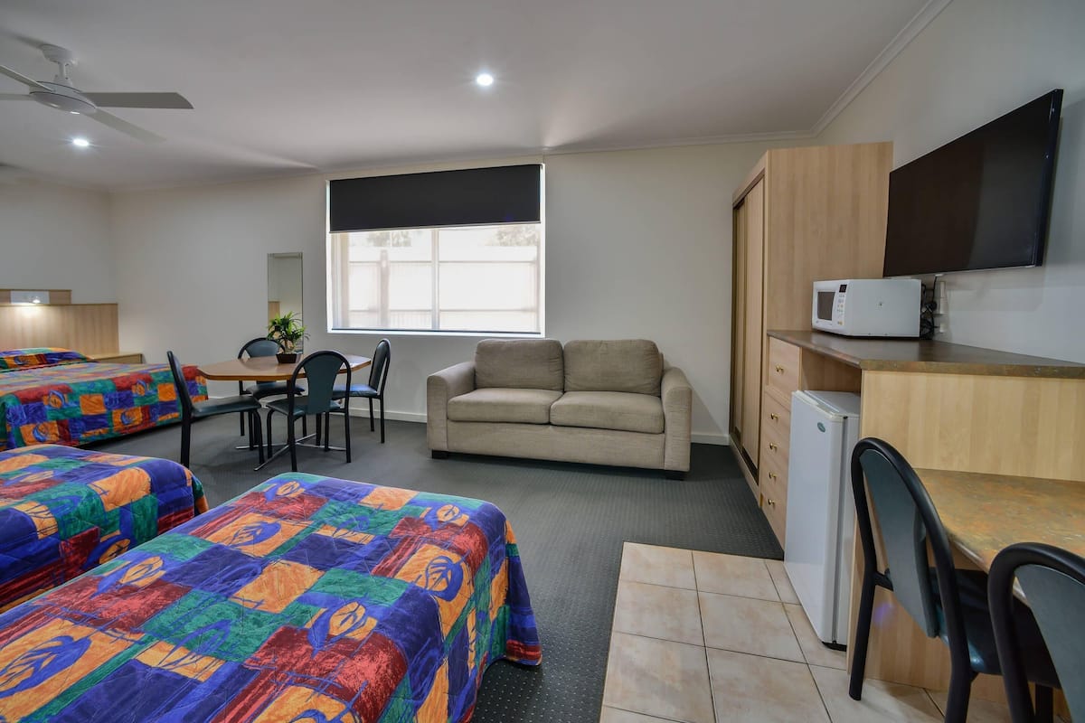 Family Room, Non Smoking | Desk, iron/ironing board, cribs/infant beds, free WiFi