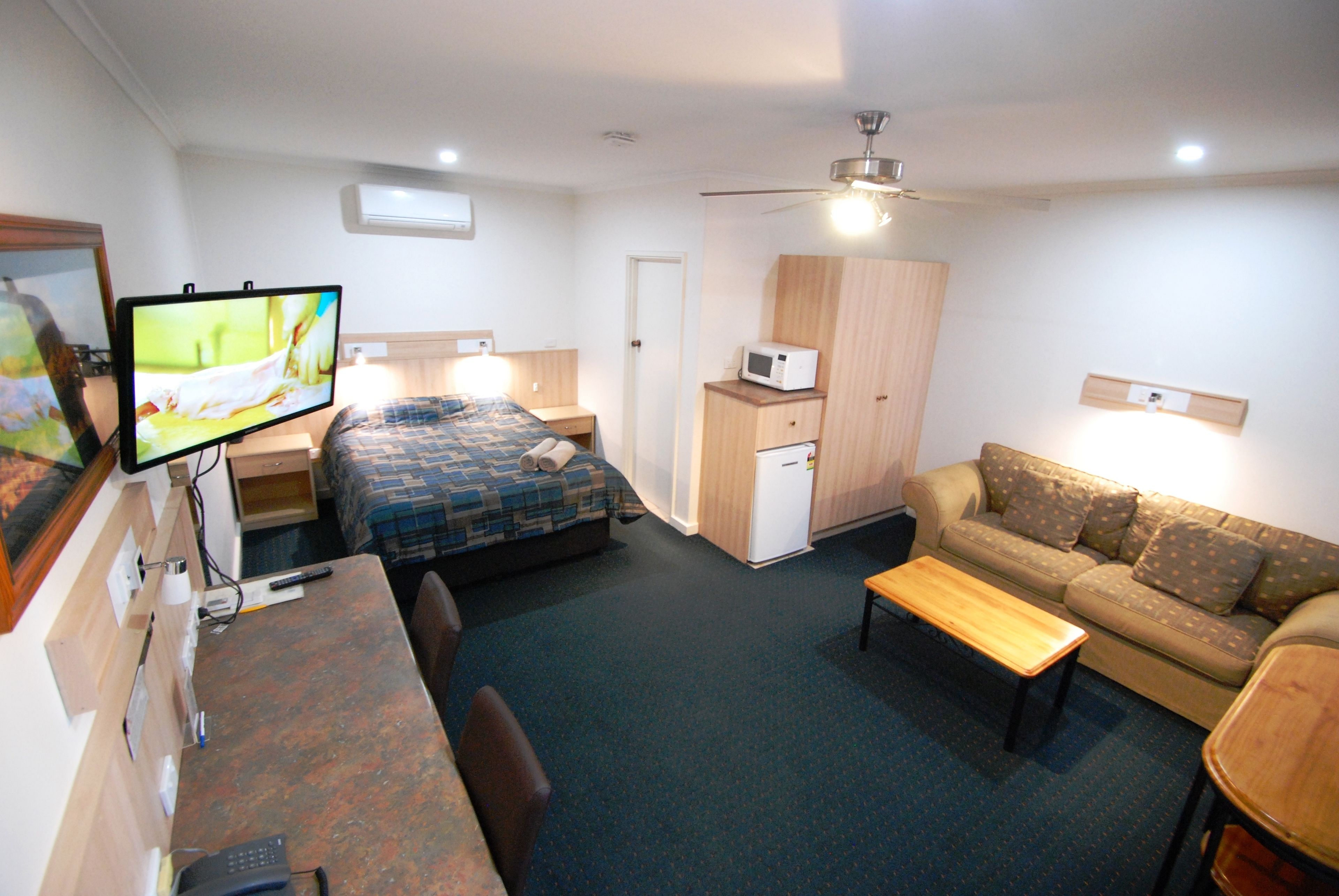 standard room, 1 queen bed | desk, iron/ironing board, cots/infant beds, free wifi