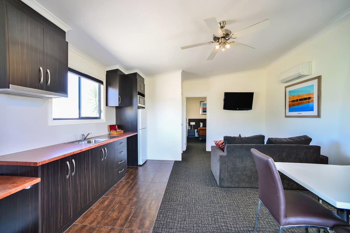 executive suite, 1 king bed, non smoking | desk, iron/ironing board, cots/infant beds, free wifi