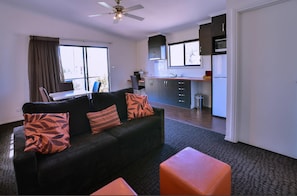 Suite ejecutiva, 1 cama de matrimonio grande, no fumadores | Escritorio, tabla de planchar con plancha, cunas (de pago) y wifi gratis