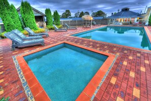 Outdoor pool - Bairnsdale Motor Inn (Bairnsdale)