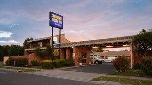 Front of property - evening/night - Sandhurst Motor Inn Bendigo (Kangaroo Flat)
