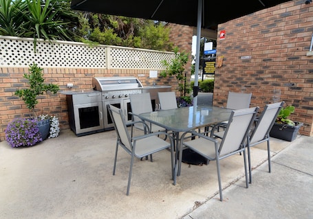 BBQ/picnic area. Sandhurst Motor Inn Bendigo