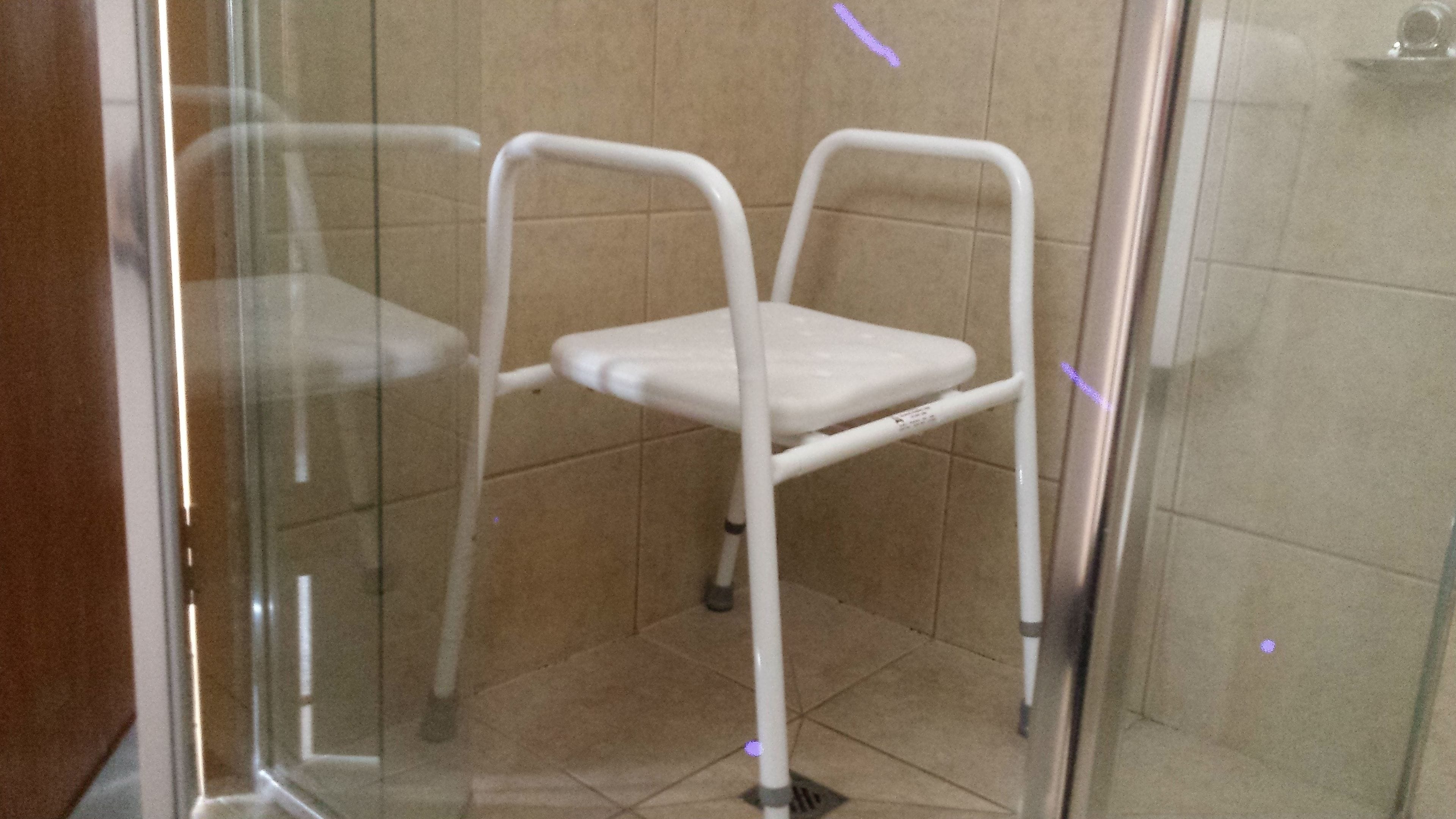 Un vestuario con una silla blanca.